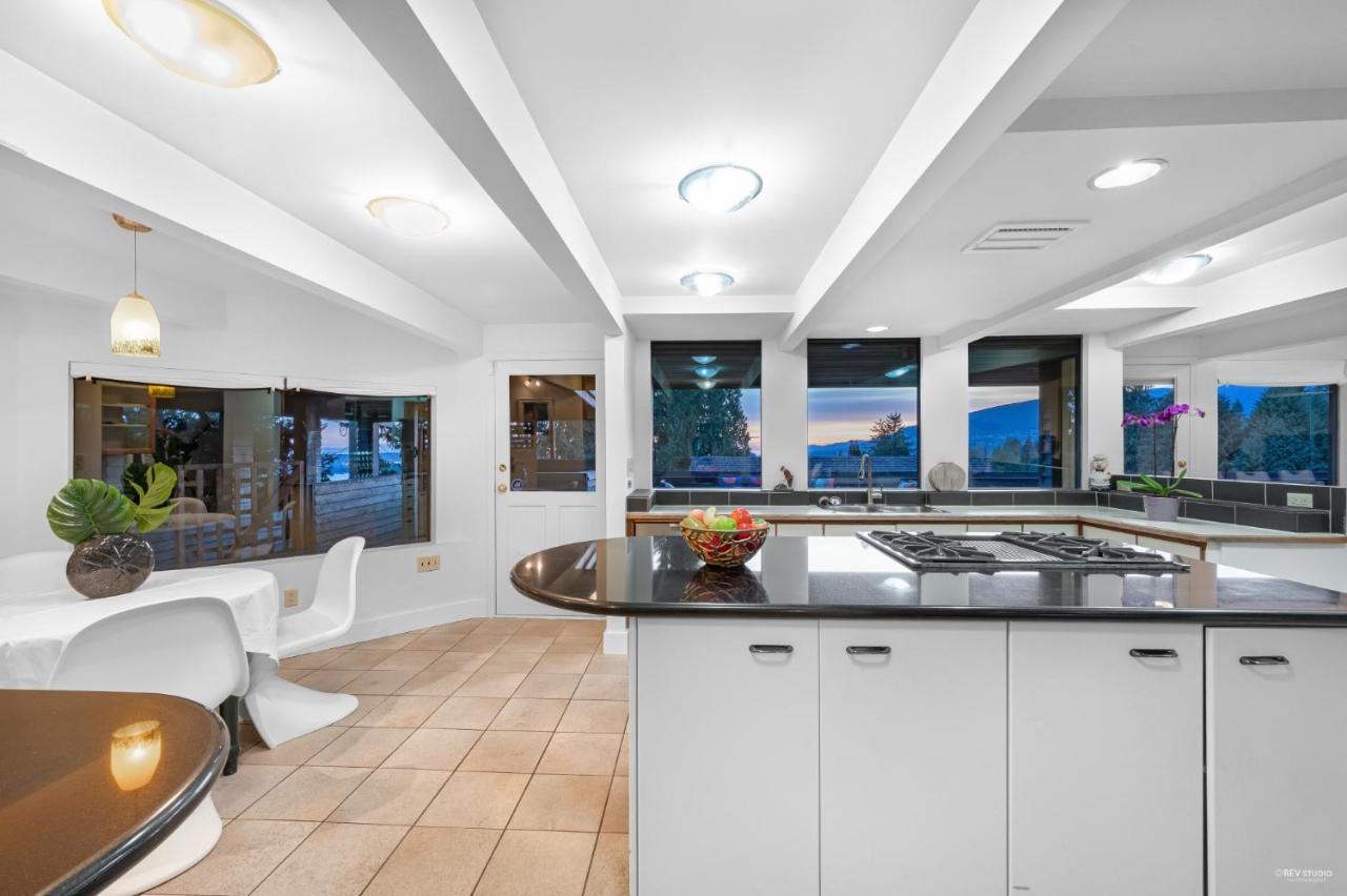 Grouse Cheerful Large Private Bedroom, Bath, Shared Deck, Pool, Hot Tub North Vancouver Exterior photo