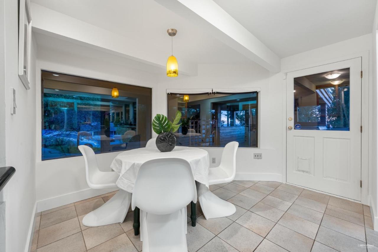 Grouse Cheerful Large Private Bedroom, Bath, Shared Deck, Pool, Hot Tub North Vancouver Exterior photo