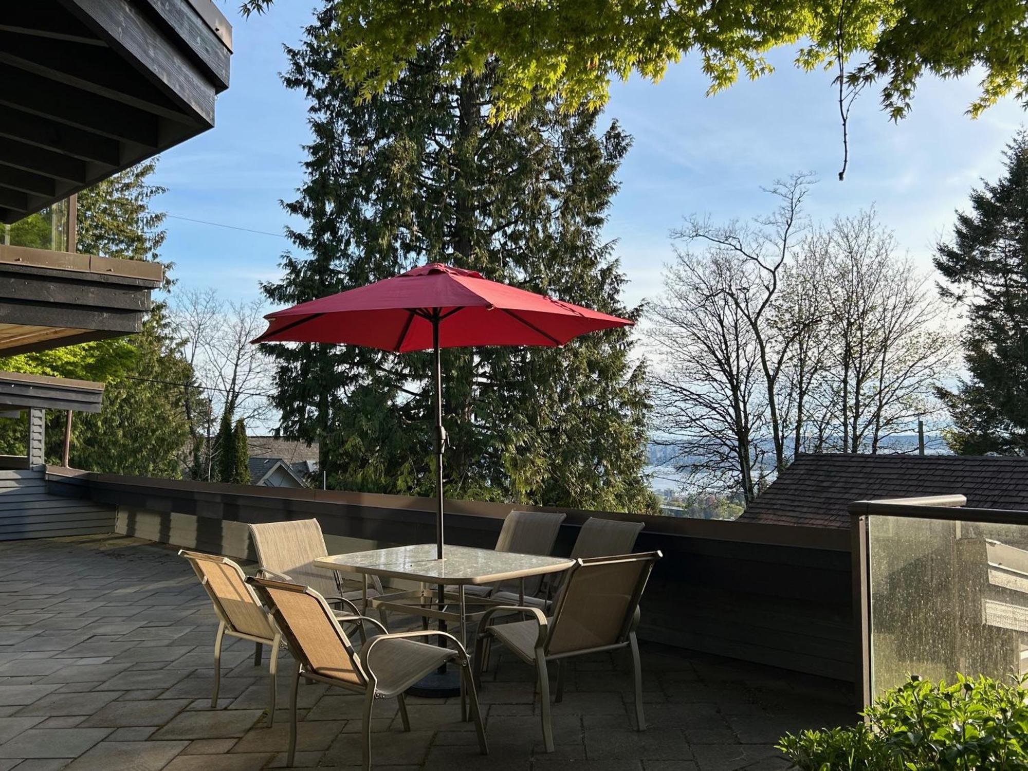 Grouse Cheerful Large Private Bedroom, Bath, Shared Deck, Pool, Hot Tub North Vancouver Exterior photo
