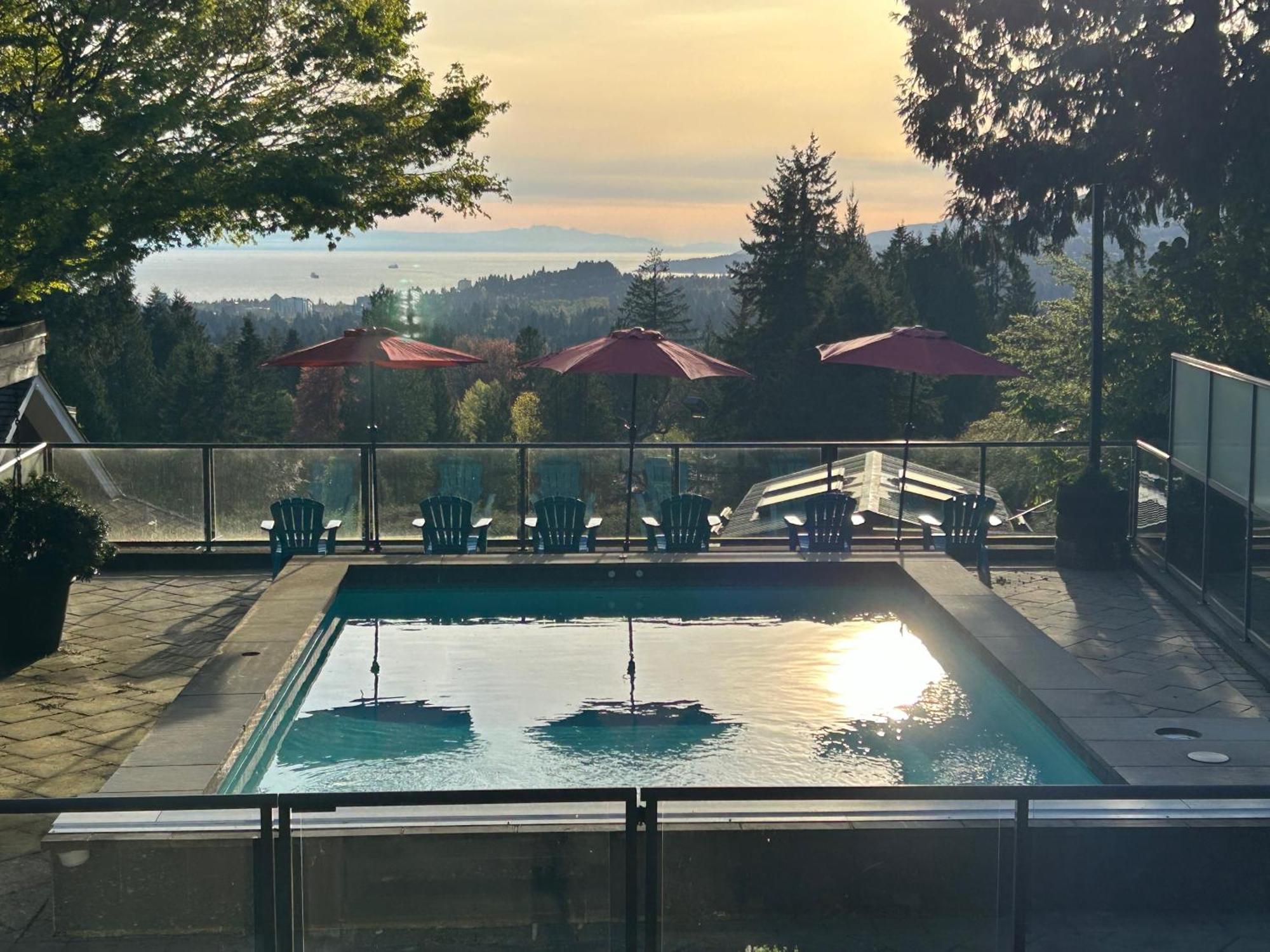 Grouse Cheerful Large Private Bedroom, Bath, Shared Deck, Pool, Hot Tub North Vancouver Exterior photo