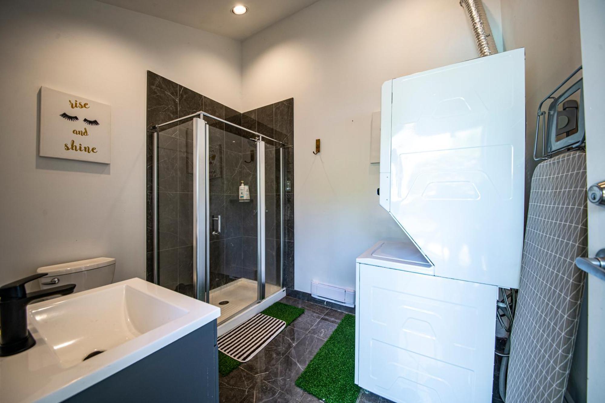 Grouse Cheerful Large Private Bedroom, Bath, Shared Deck, Pool, Hot Tub North Vancouver Exterior photo