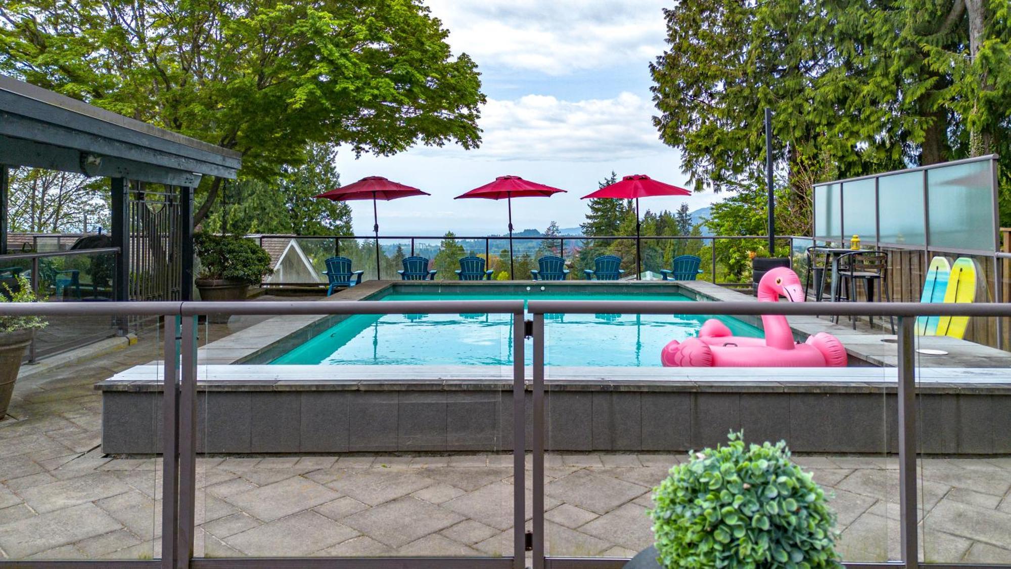 Grouse Cheerful Large Private Bedroom, Bath, Shared Deck, Pool, Hot Tub North Vancouver Exterior photo