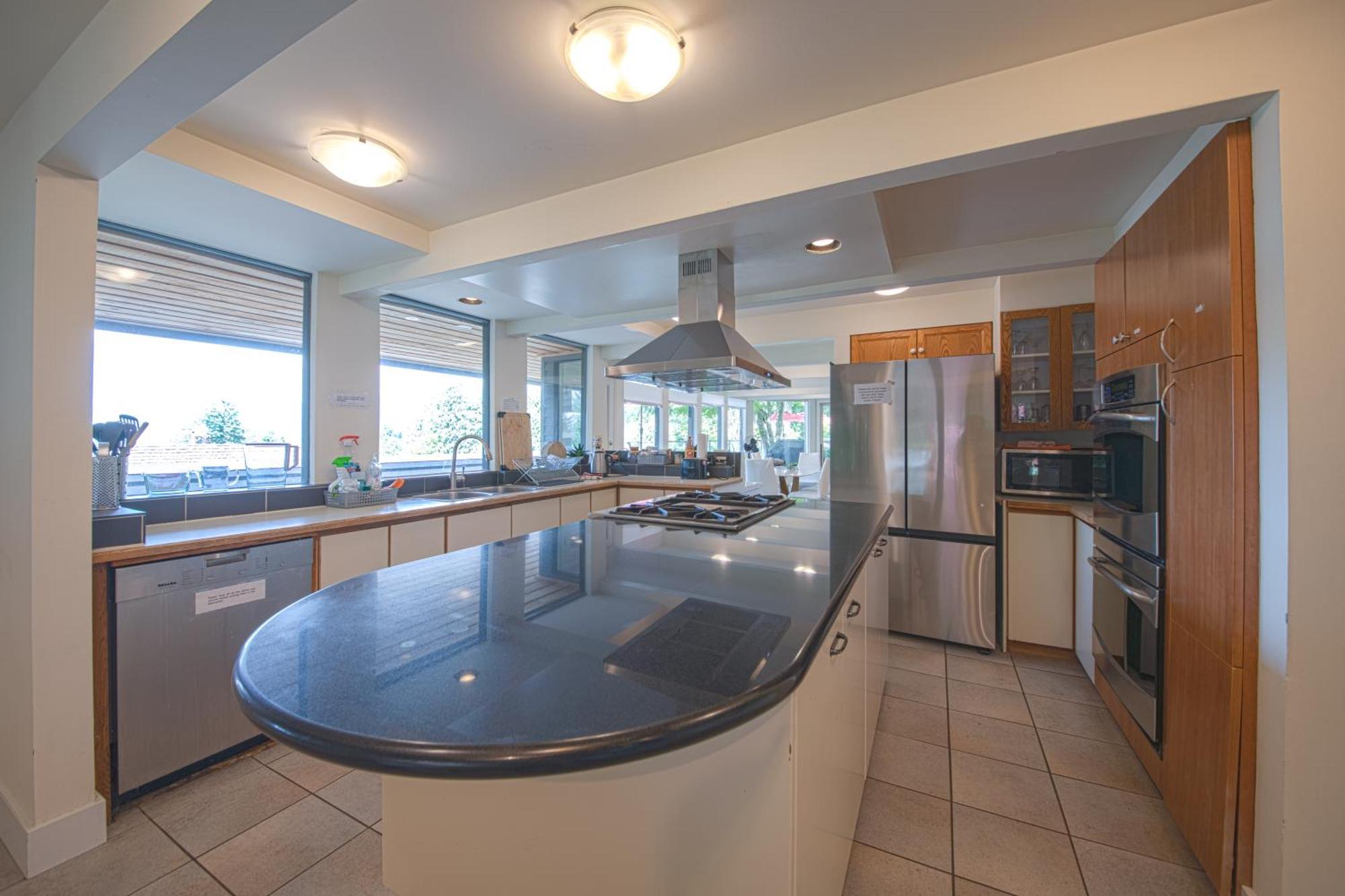 Grouse Cheerful Large Private Bedroom, Bath, Shared Deck, Pool, Hot Tub North Vancouver Exterior photo