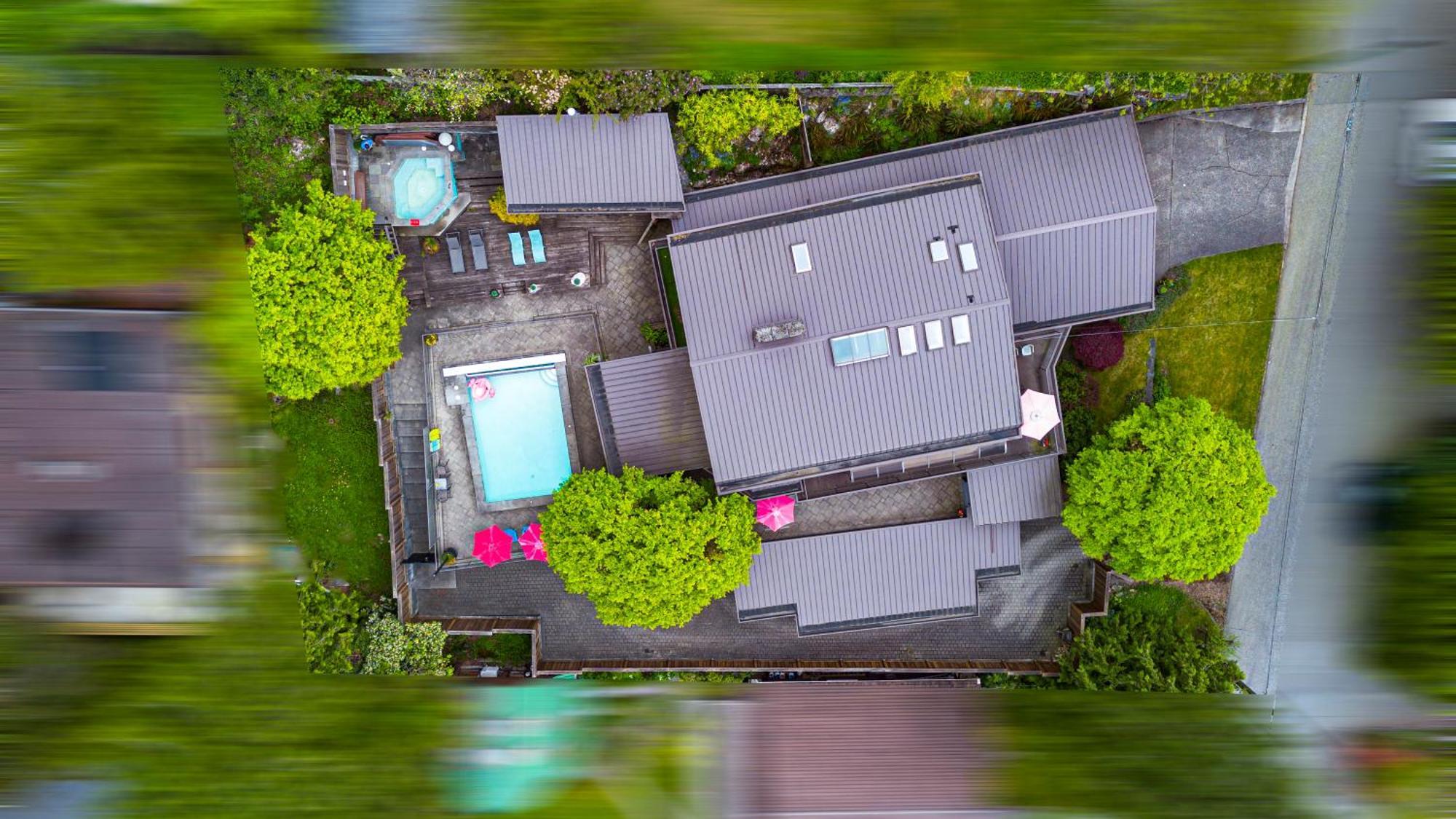 Grouse Cheerful Large Private Bedroom, Bath, Shared Deck, Pool, Hot Tub North Vancouver Exterior photo